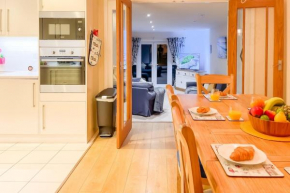 Stylish Margate Coastal Home & Parking By Adliv